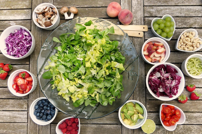 Azok az ételek lassítják az öregedést, amelyek tele vannak vitaminokkal, ásványi anyagokkal és antioxidánsokkal.