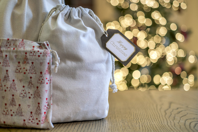Újrahasznosított anyagokból készült karácsonyi táskák