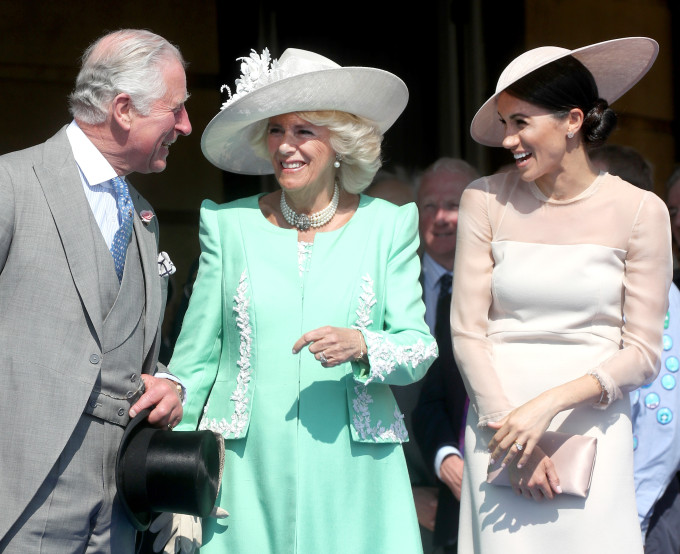 Meghan karján kiszúrhatod a Bentley & Skinner gyémánt teniszkarkötőt, amit III: Károly királytól kapott.